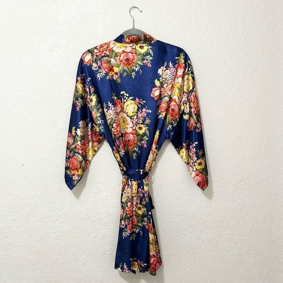 Embroidered floral robe size large - Picture 2 of 16